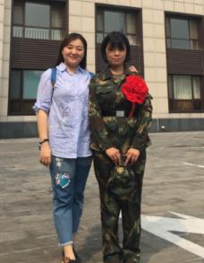 中国传媒大学经管学部欢送两名女兵光荣入伍